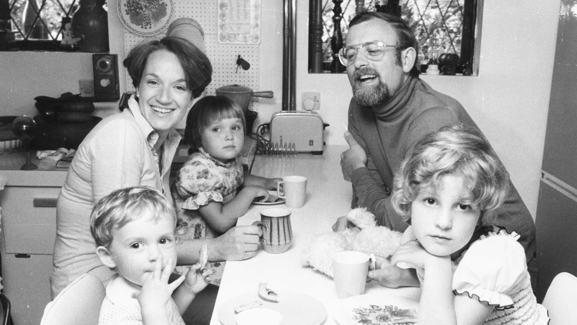 Roger und Natalie Whittaker mit ihren Kindern Emily, Lauren und Jessica im Jahr 1973.