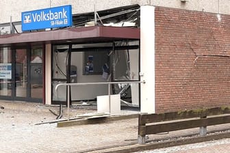 Unbekannte haben Sonntagfrüh einen Geldautomaten in Stuhr gesprengt