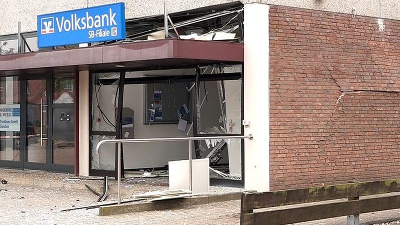 Unbekannte haben Sonntagfrüh einen Geldautomaten in Stuhr gesprengt Unbekannte haben Sonntagfrüh einen Geldautomaten in Stuhr gesprengt
