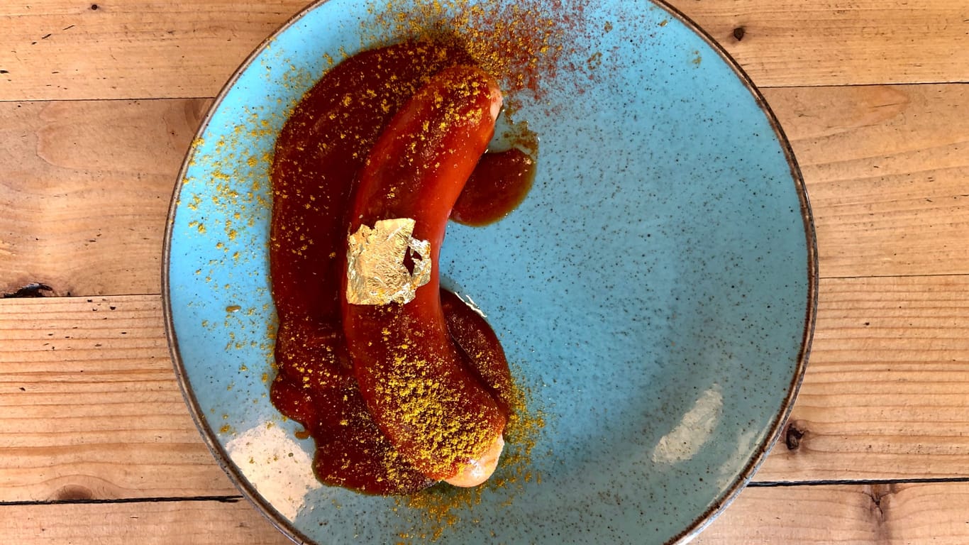 So sieht sie aus: Die Currywurst mit dem hauchdünnen Blattgold in der Mitte im Restaurant Curry in Düsseldorf.