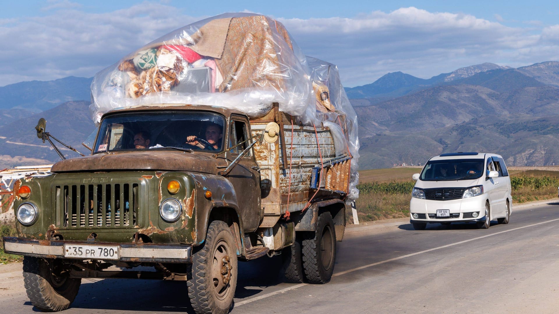 Viele ethnische Armenier packen ihr Hab und Gut und fliehen aus der Region Bergkarabach, benachbarte Armenien.