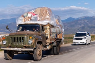 Viele ethnische Armenier packen ihr Hab und Gut und fliehen aus der Region Bergkarabach, benachbarte Armenien.