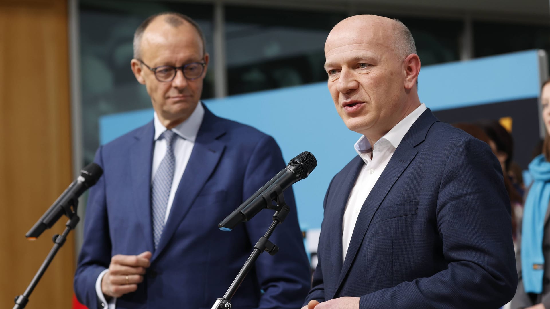 Merz (l.) und Wegner (r.) bei einem Auftritt (Archivfoto): Die beiden Unionspolitiker liegen im Clinch um die Schuldenbremse.