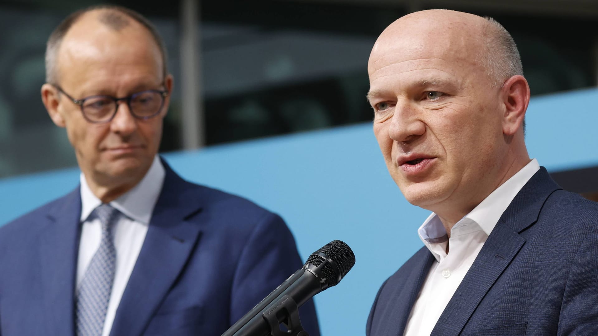 Merz (l.) und Wegner (r.) bei einem Auftritt (Archivfoto): Die beiden Unionspolitiker liegen im Clinch um die Schuldenbremse. Merz (l.) und Wegner (r.) bei einem Auftritt (Archivfoto): Die beiden Unionspolitiker liegen im Clinch um die Schuldenbremse.