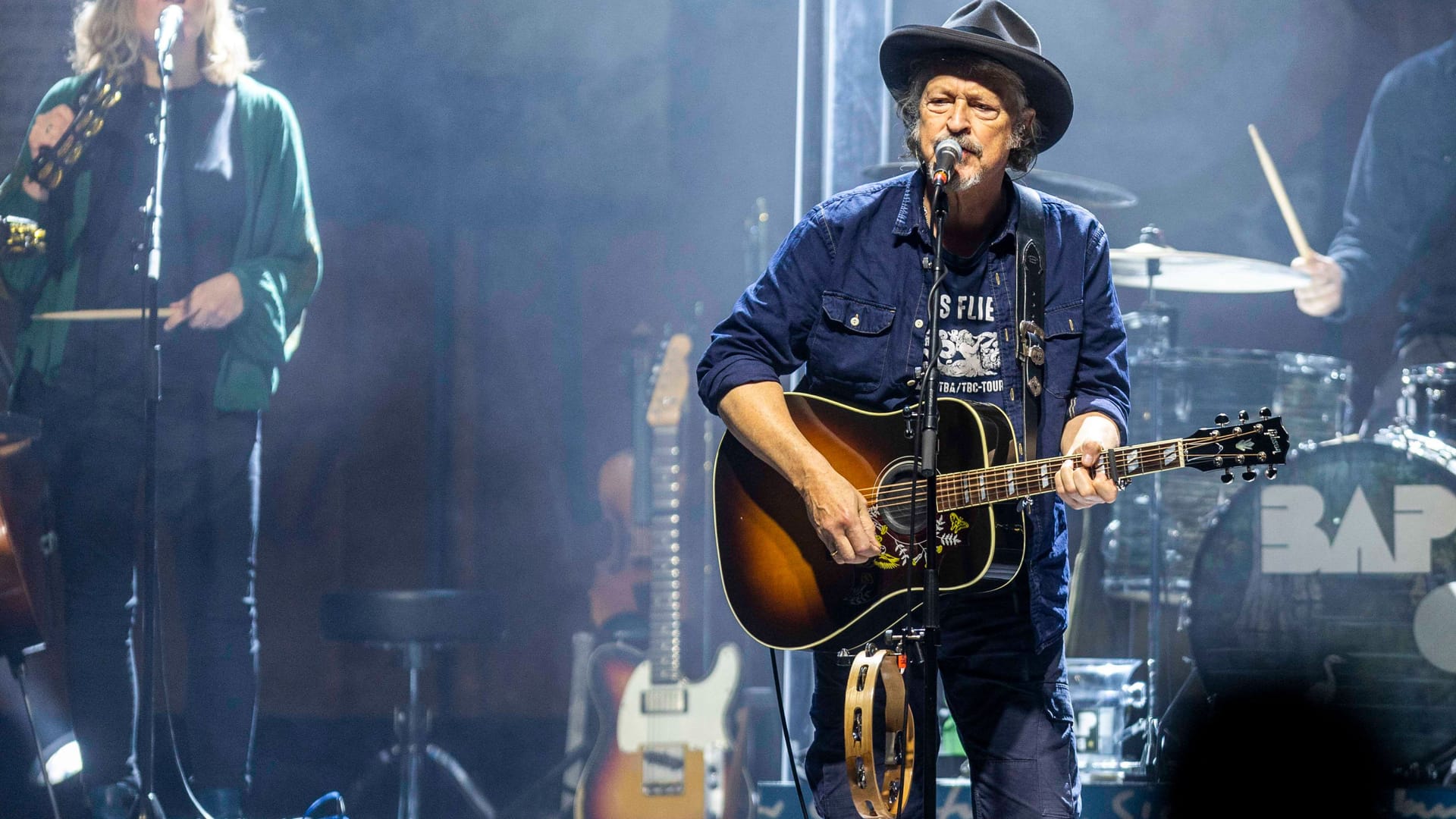 Anne de Wolff und Wolfgang Niedecken von BAP live bei einem Konzert (Archivbild): Die Band hat für das kommende Jahr eine große Tour angekündigt.