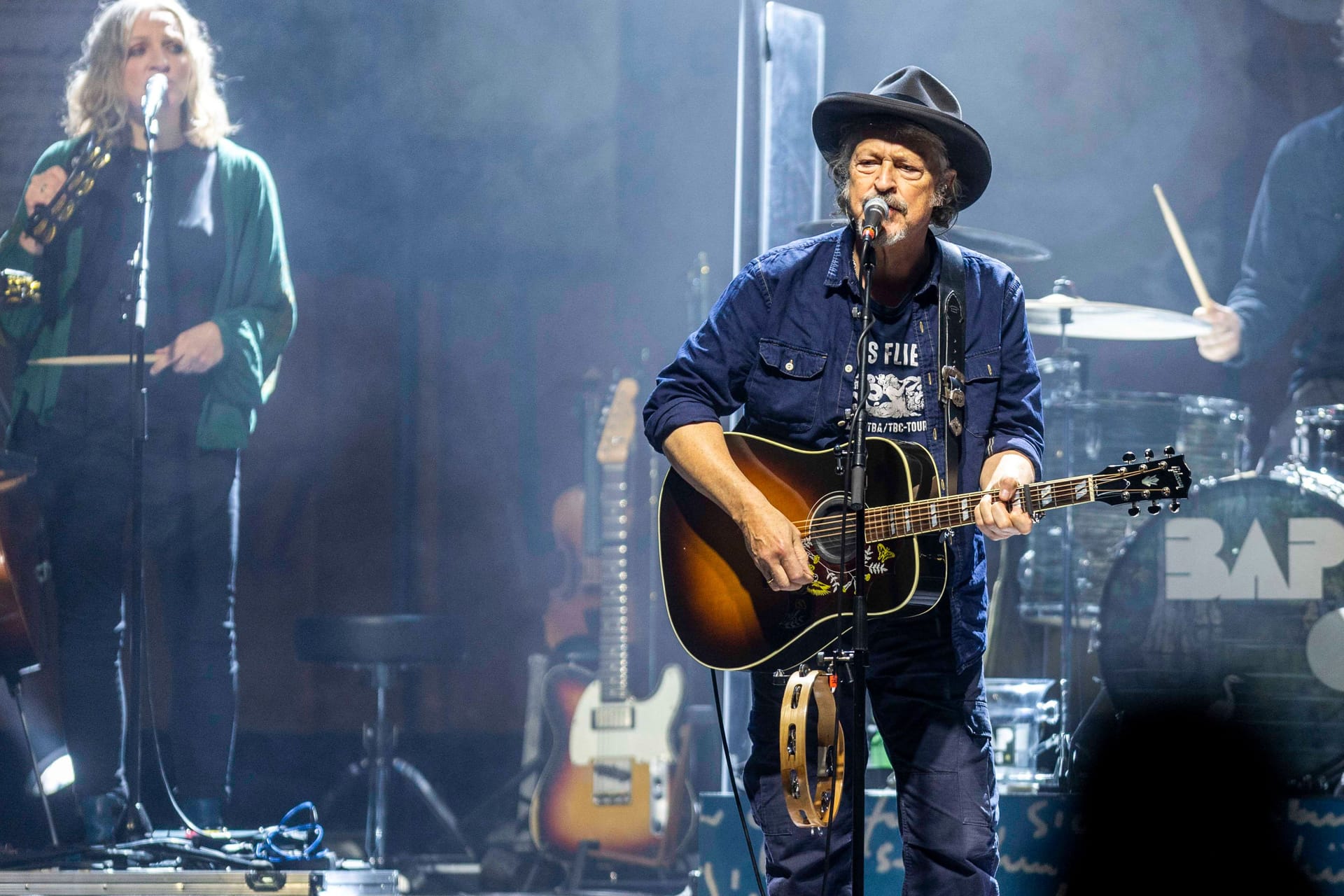 Anne de Wolff und Wolfgang Niedecken von BAP live bei einem Konzert (Archivbild): Die Band hat für das kommende Jahr eine große Tour angekündigt.