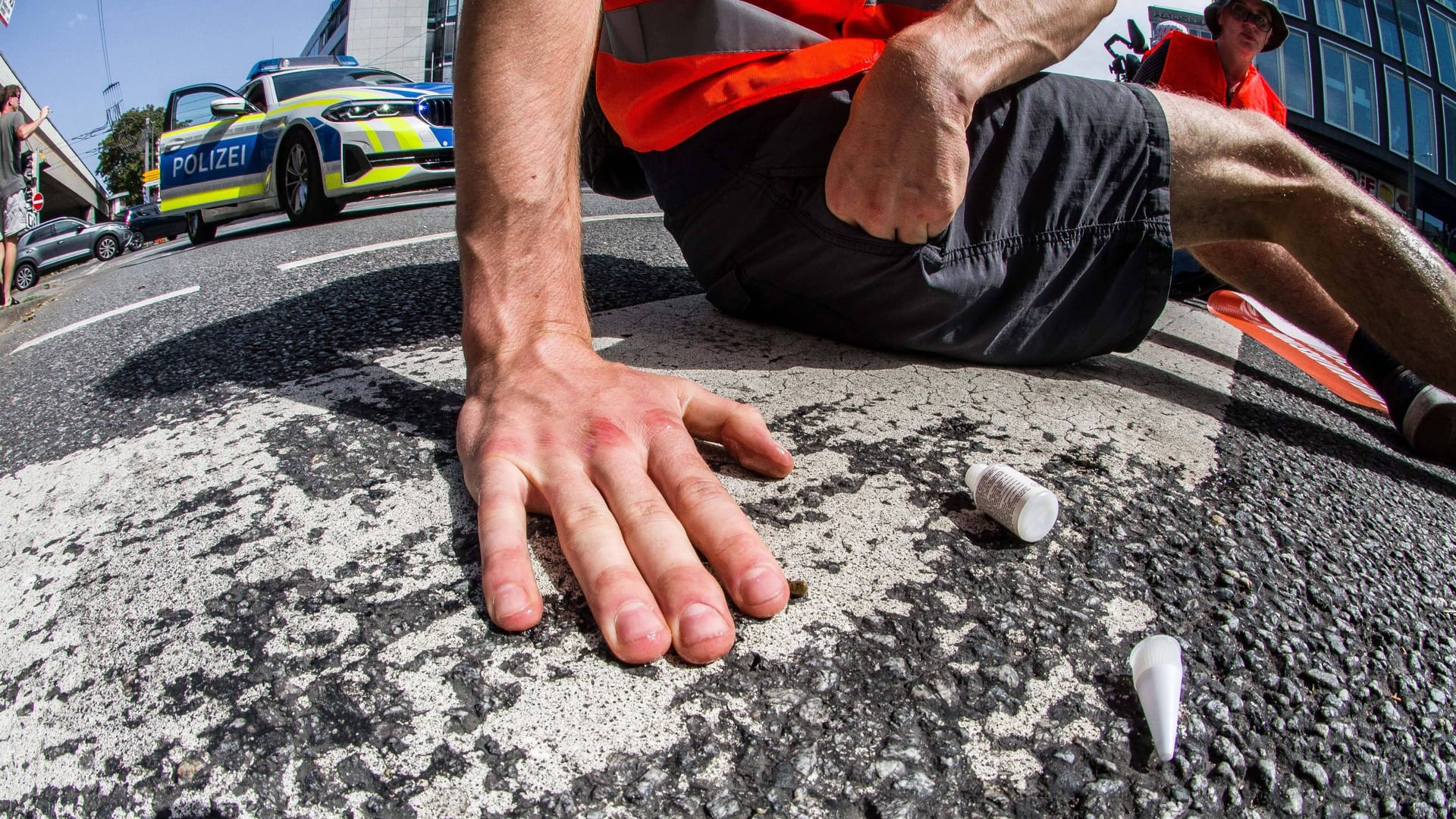 Ein Unterstützer der "Letzten Generation" klebt sich auf die Straße: Immer wieder werden durch die Protestaktionen auch Rettungswagen blockiert.