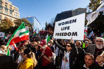 Proteste gegen die Staatsführung des Iran in Washington (Archivbild): Unter dem Motto "Women, Life, Freedom" kam es weltweit zu Prosteten gegen die Ungleichbehandlung von Frauen im Iran.