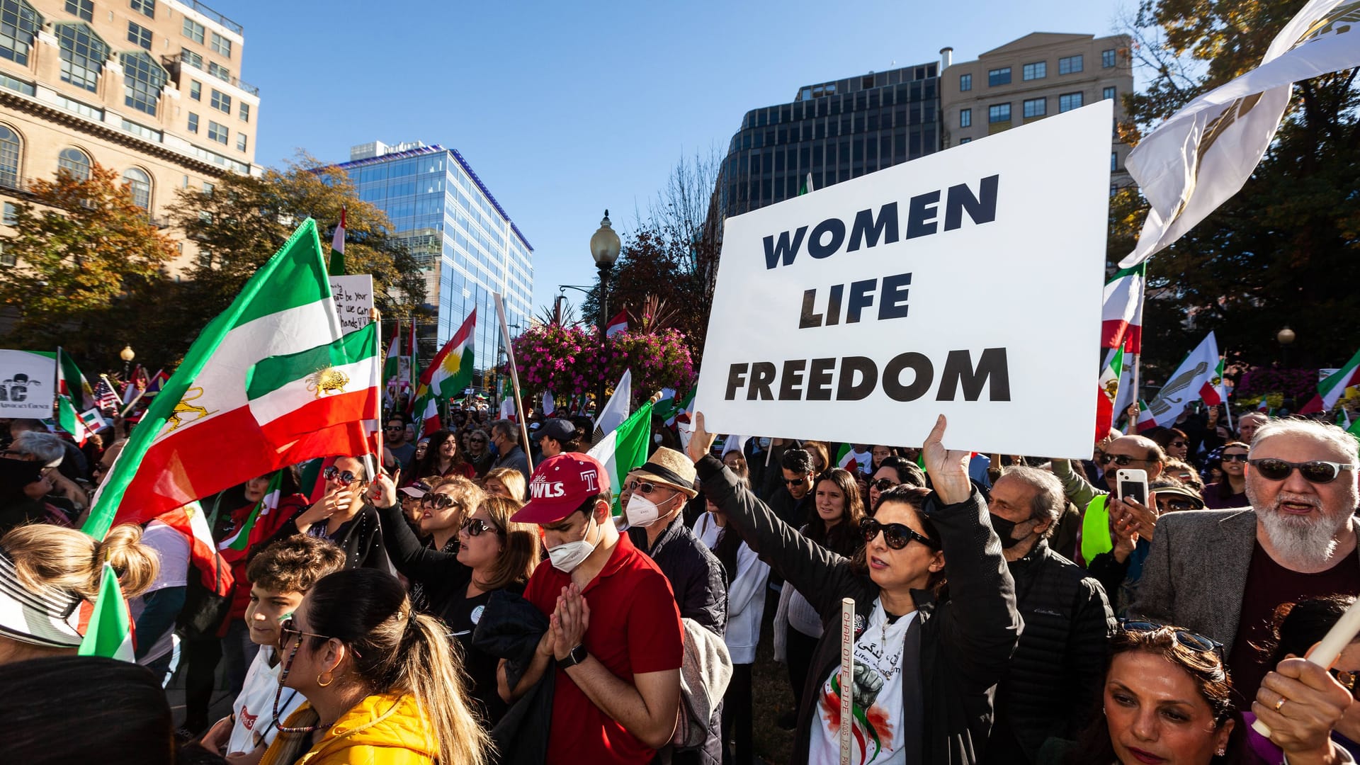 Proteste gegen die Staatsführung des Iran in Washington (Archivbild): Unter dem Motto "Women, Life, Freedom" kam es weltweit zu Prosteten gegen die Ungleichbehandlung von Frauen im Iran.