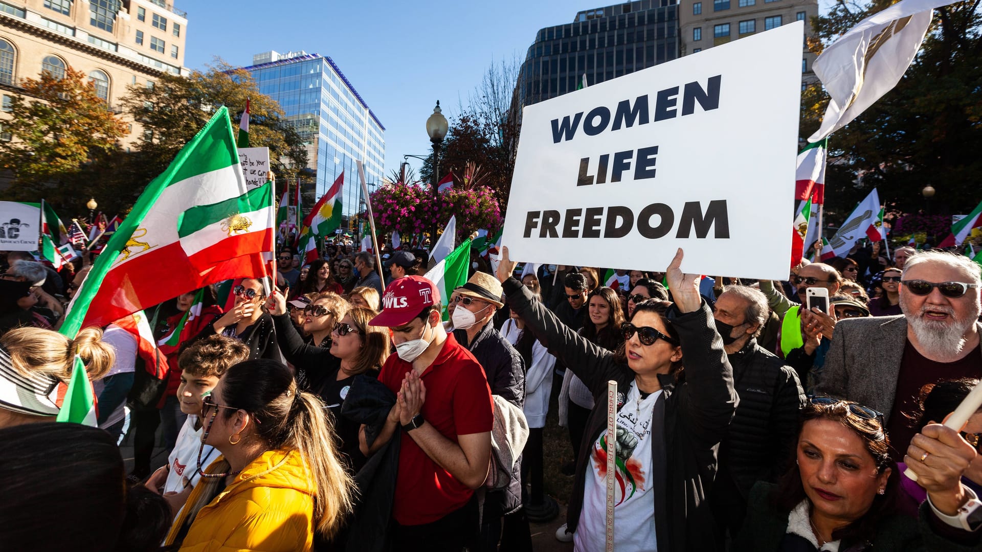 Proteste gegen die Staatsführung des Iran in Washington (Archivbild): Unter dem Motto "Women, Life, Freedom" kam es weltweit zu Prosteten gegen die Ungleichbehandlung von Frauen im Iran.