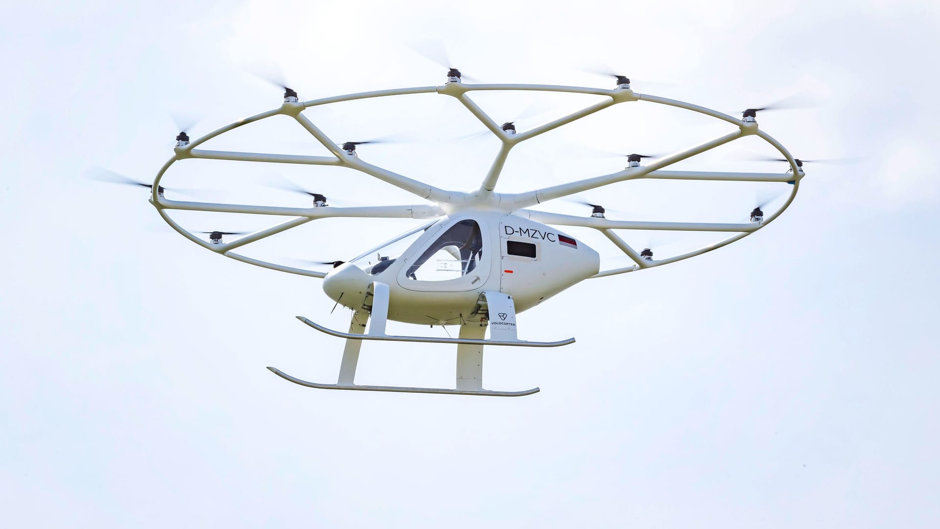 Ein Flugtaxi fliegt am Mercedes Museum in Stuttgart.