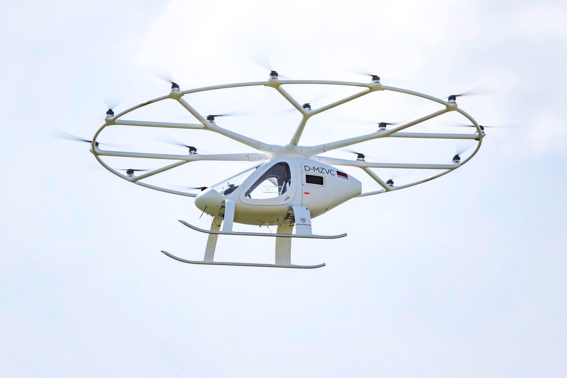 Ein Flugtaxi fliegt am Mercedes Museum in Stuttgart.