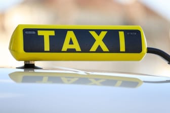 Ein Taxischild an einem Taxi (Symbolbild): Die Polizei Hannover will ein neues Präventionsprojekt starten.