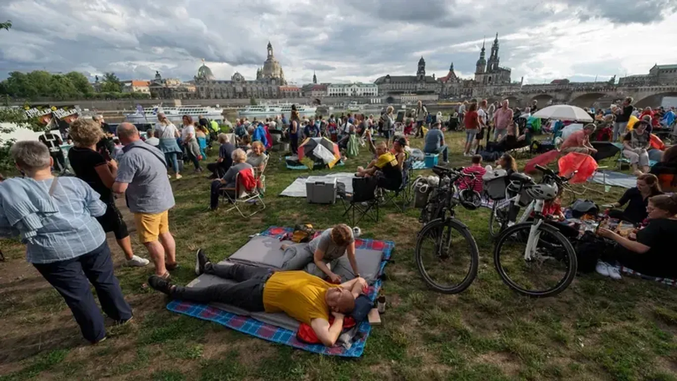 Fans ohne Eintrittskarten verfolgen die "Kaisermania" 2023 auf den Elbwiesen. Alle fünf Open Airs in Dresden waren innerhalb weniger Minuten ausverkauft.