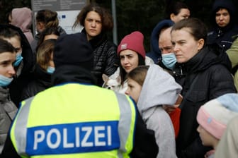 Die Bundespolizei kontrolliert einen Reisebus mit Geflüchteten an der deutschen Grenze: Das soll nun öfter vorkommen.