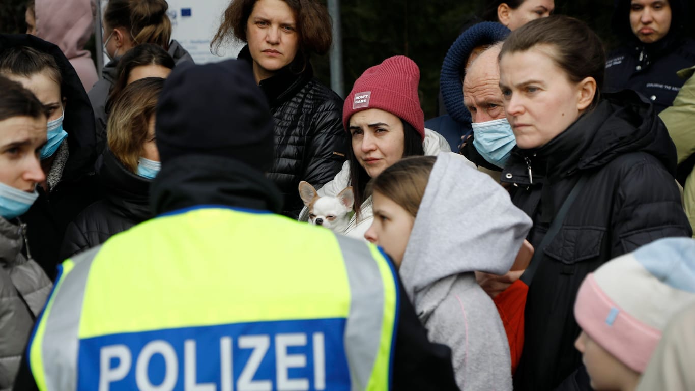 Die Bundespolizei kontrolliert einen Reisebus mit Geflüchteten an der deutschen Grenze: Das soll nun öfter vorkommen.