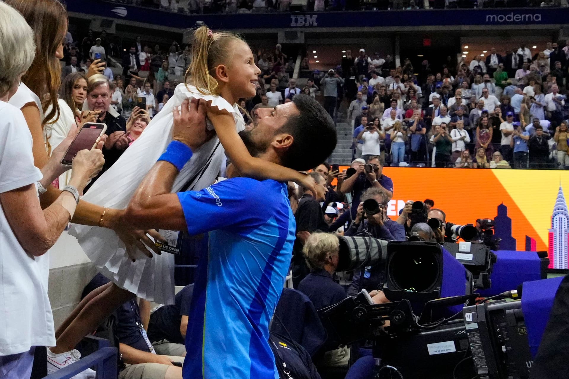 Djokovic nimmt seine Tochter Tara in den Arm.