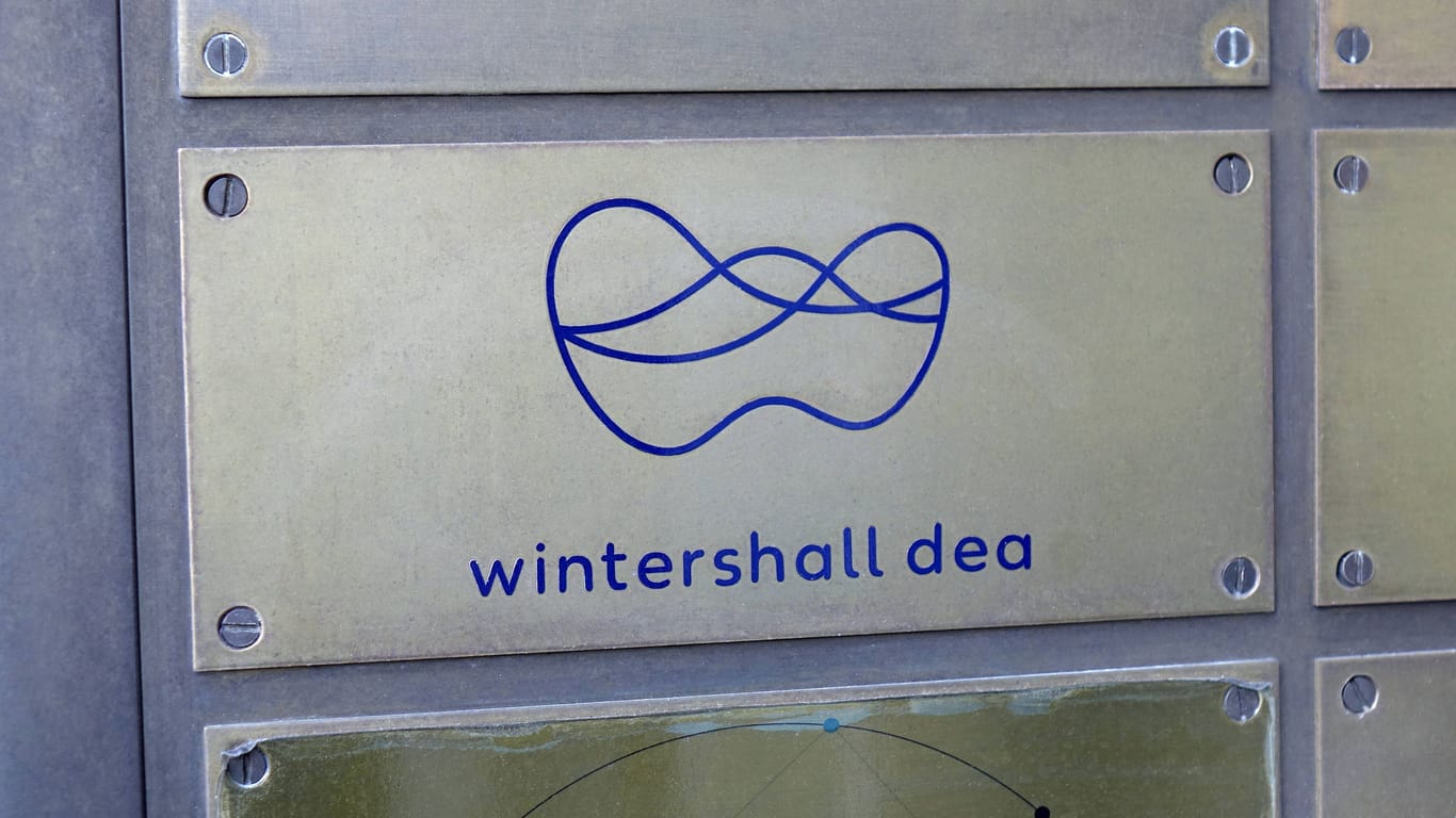 Logo von Wintershall Dea (Symbolbild): Künftig sollen nur noch drei Menschen dem Vorstand angehören.