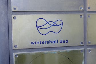 Logo von Wintershall Dea (Symbolbild): Künftig sollen nur noch drei Menschen dem Vorstand angehören.