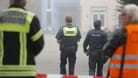Die Polizei sperrte das Schulgebäude ab. Mit Spürhunden wird die Schule durchsucht.