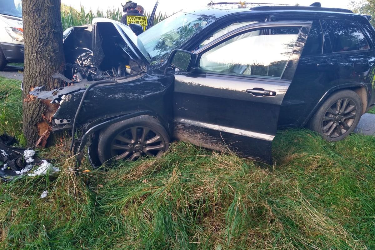 Ein verunfallter Pkw: Ein 20-Jähriger pralle frontal mit einem Baum zusammen.