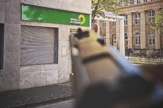 Das betreffende Foto: Ein Mann richtet eine Pistole auf das Dortmunder Grünen-Büro.