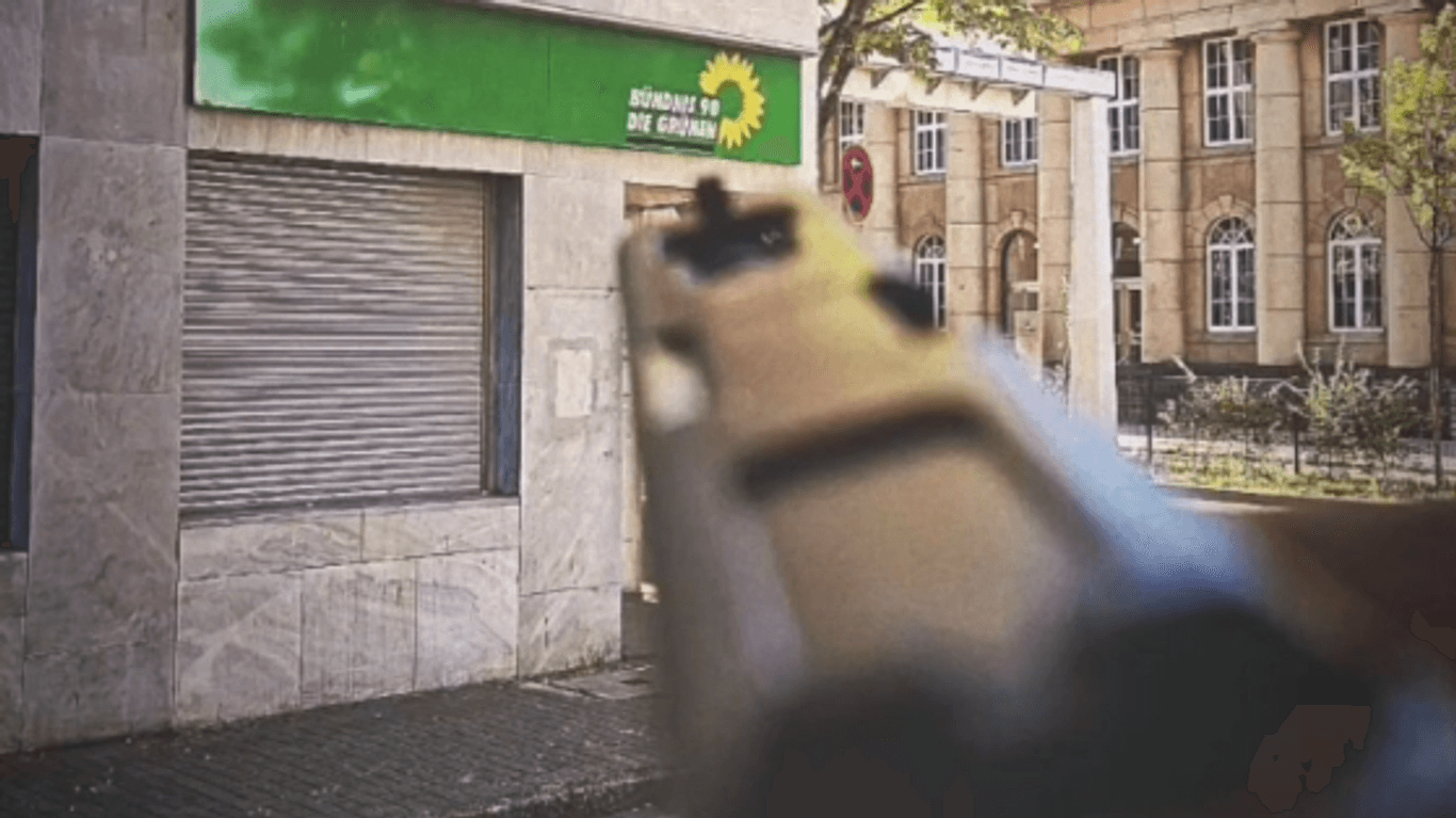 Das betreffende Foto: Ein Mann richtet eine Pistole auf das Dortmunder Grünen-Büro.