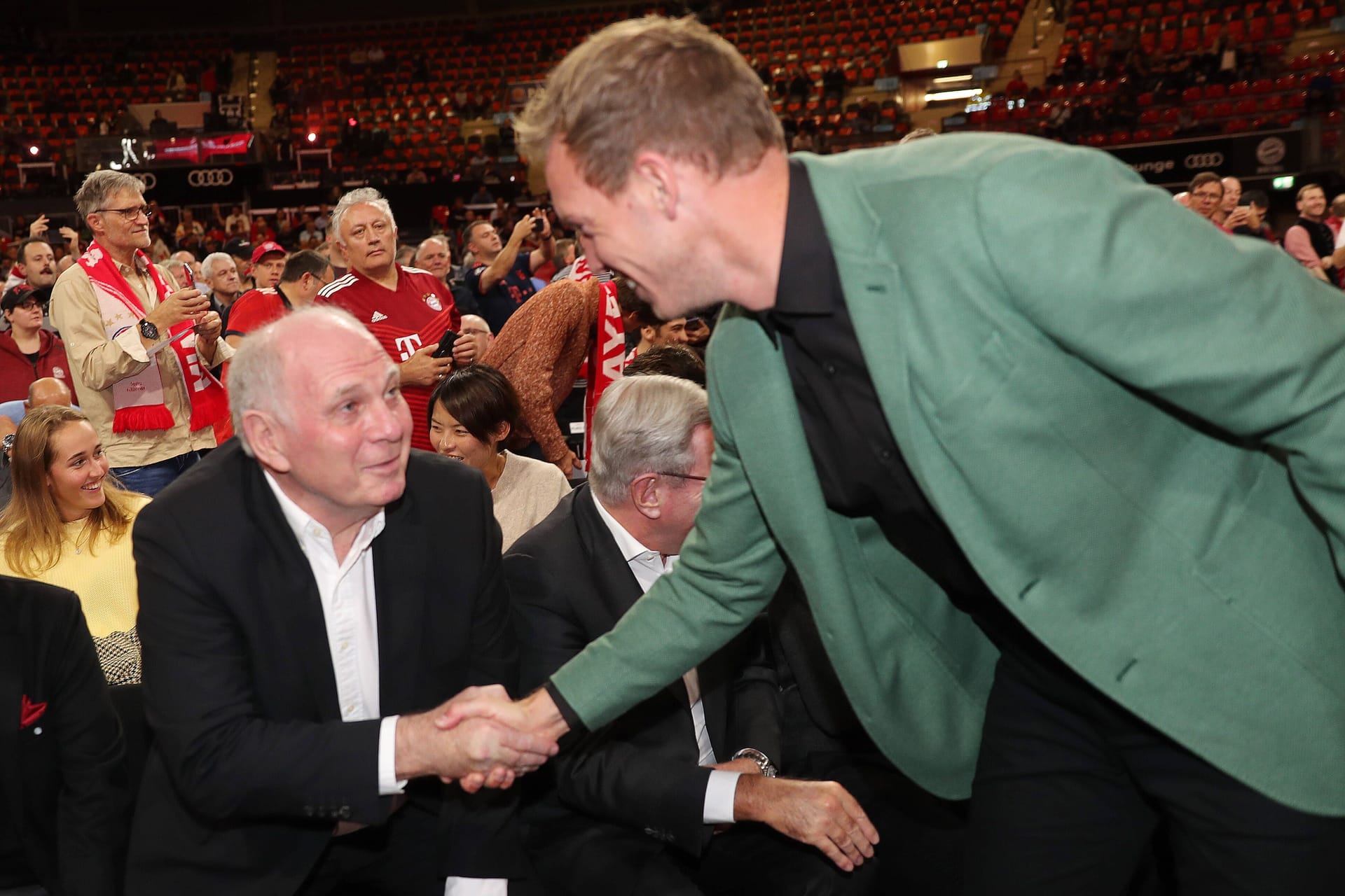 Uli Hoeneß (l.) und Julian Nagelsmann bei der Jahreshauptversammlung des FC Bayern im Oktober 2022.