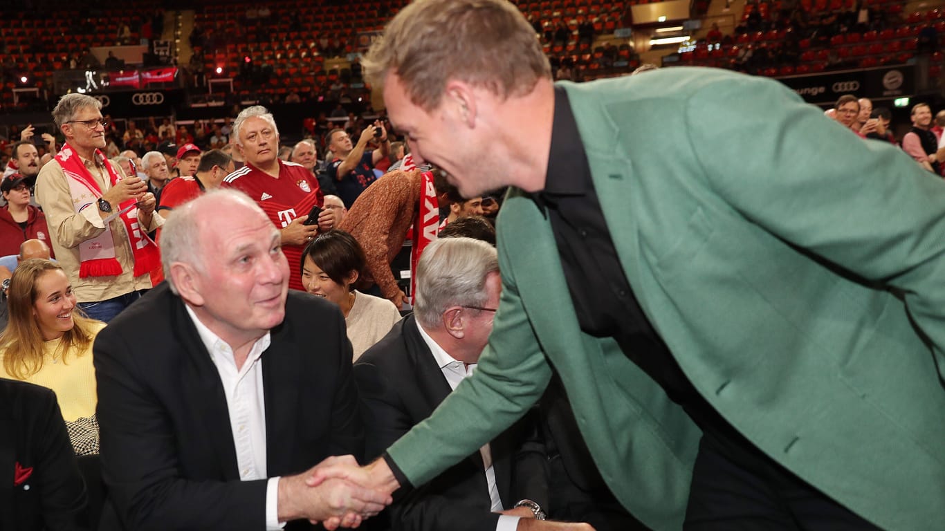 Uli Hoeneß (l.) und Julian Nagelsmann bei der Jahreshauptversammlung des FC Bayern im Oktober 2022.