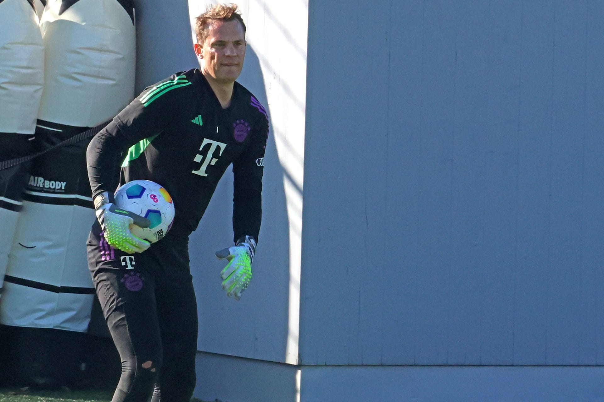 Manuel Neuer beim Training: Der Torwart des FC Bayern muss sich weiter gedulden.