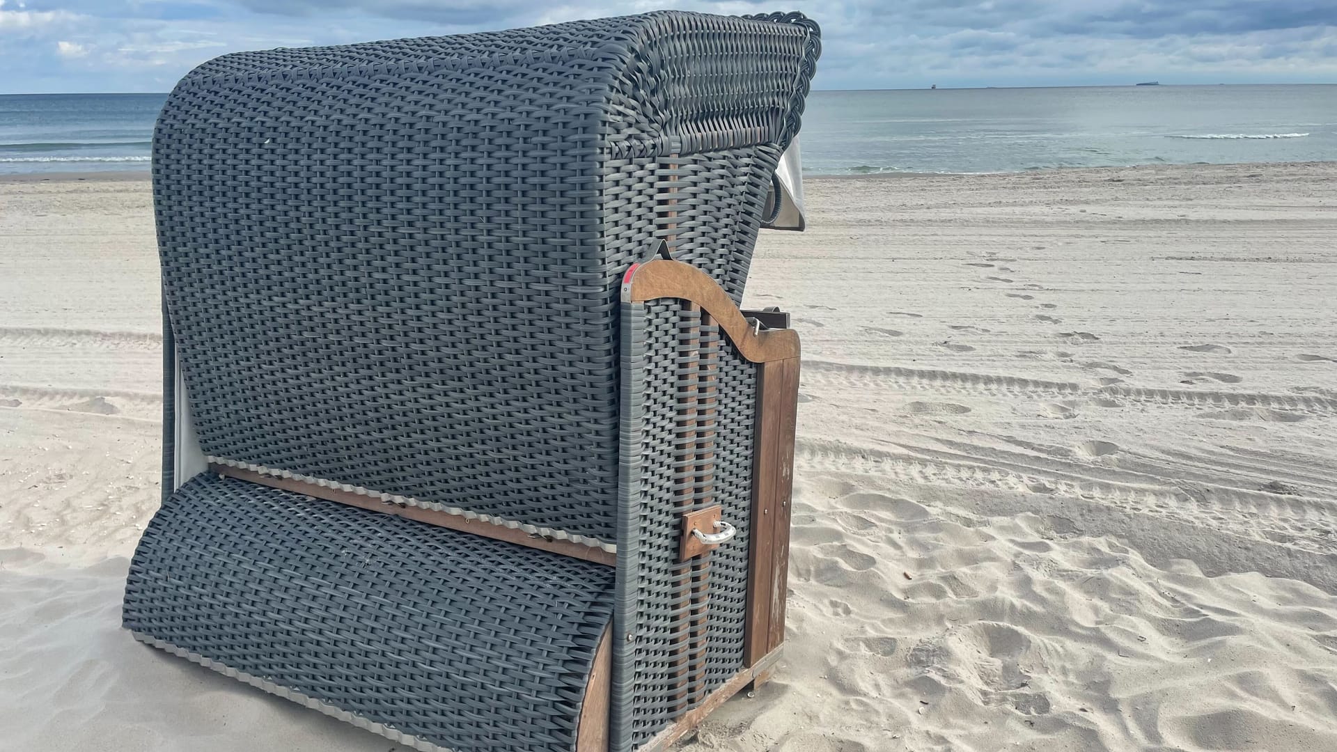 Ein Strandkorb am Rügener Strand: Im Hintergrund sind LNG-Schiffe zu sehen.