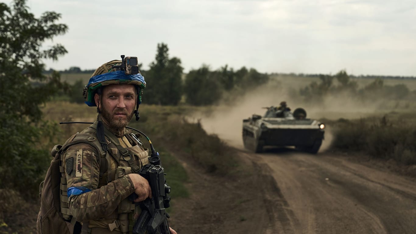 Ein Soldat der 3. Separatistenbrigade der Ukraine blickt auf einen Schützenpanzer.Die Region um Bachmut ist Schauplatz heftiger Kämpfe