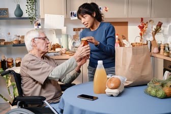 Haushaltshilfe hilft Rentner beim Frühstück