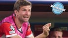 Es hält ihn nicht auf der Ersatzbank: Thomas Müller am Spielfeldrand beim Duell mit Manchester United in der Champions League, bei dem er für ganze drei Minuten ran durfte.