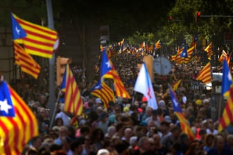 Menschen schwenken Unabhängigkeitsflaggen: Während der Kundgebung für die Abspaltung Kataloniens von Spanien sollen 800.000 Besucher anwesend gewesen sein.
