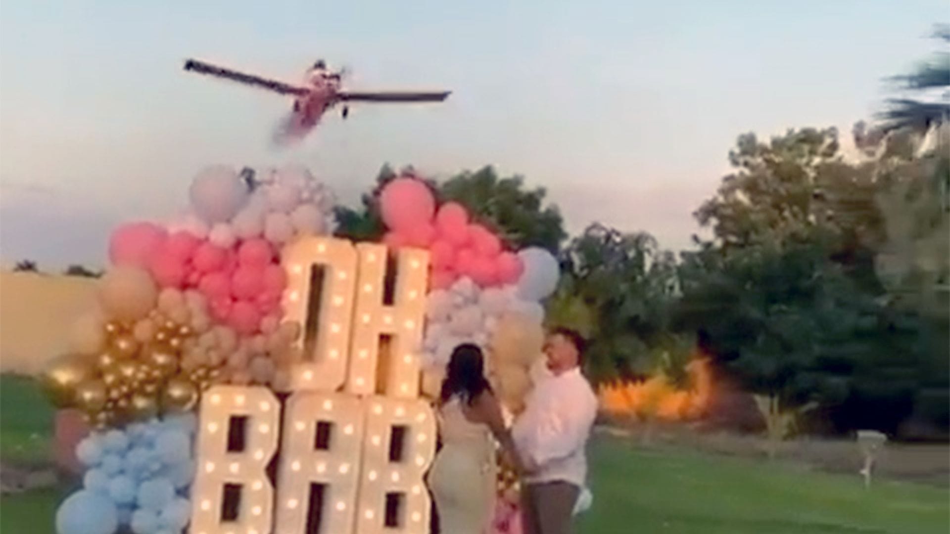 Flugzeug stürzt bei Baby-Party ab