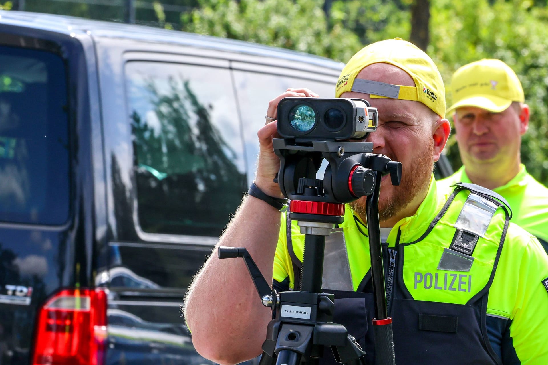 Ein Polizist beim Messen der Geschwindigkeit (Archivbild): Am Dienstag stehen erneut landesweite Verkehrskontrollen an.