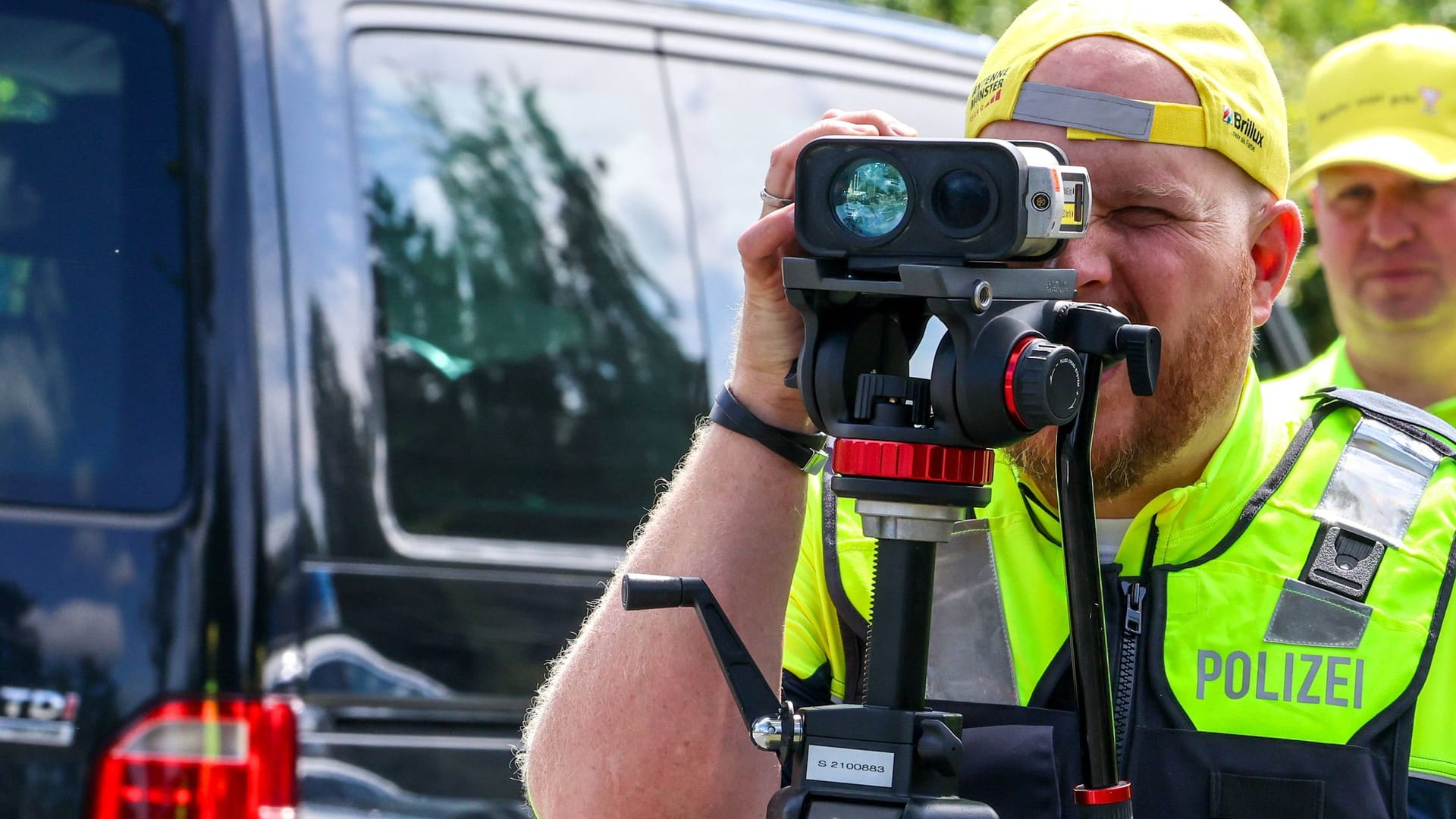 Ein Polizist beim Messen der Geschwindigkeit (Archivbild): Am Dienstag stehen erneut landesweite Verkehrskontrollen an.