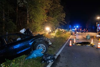 Unfallstelle in Bayern: Die Einsatzkräfte waren in der Nacht im Großeinsatz.