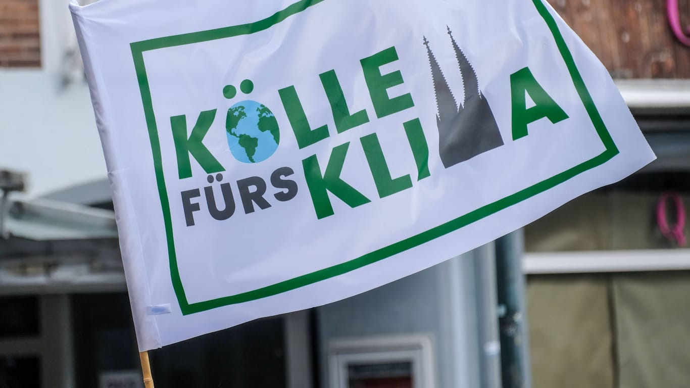 "Kölle fürs Klima" steht auf einer Fahne (Archivbild): Am Freitag rufen die Klimaschützer von Friday for Future zum Klimastreik auf.