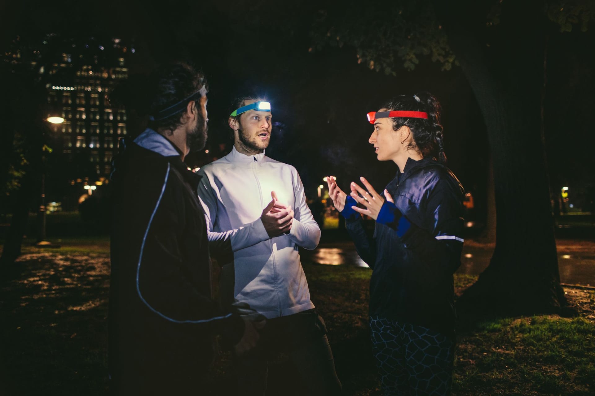 Stirnlampen sind die perfekten Begleitung beim Joggen im Dunkeln.