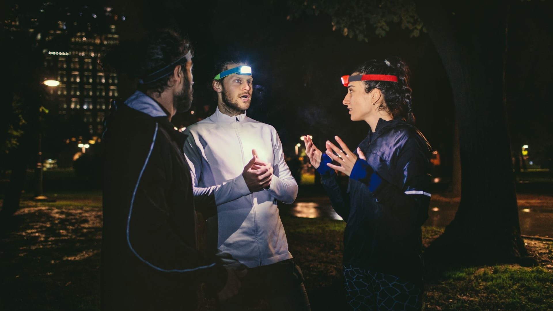 Stirnlampen sind die perfekten Begleitung beim Joggen im Dunkeln.