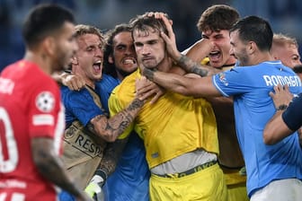 Lazio-Torwart Ivan Provedel (gelbes Trikot) wird von seinen Teamkollegen gefeiert.