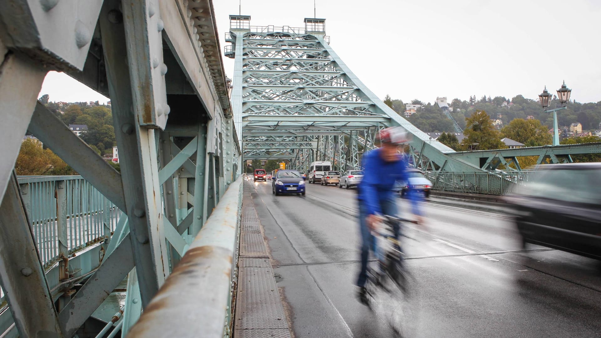 Auf dem Blauen Wunder müssen sich Radfahrer künftig nicht mehr die Spur mit Autofahrern teilen.