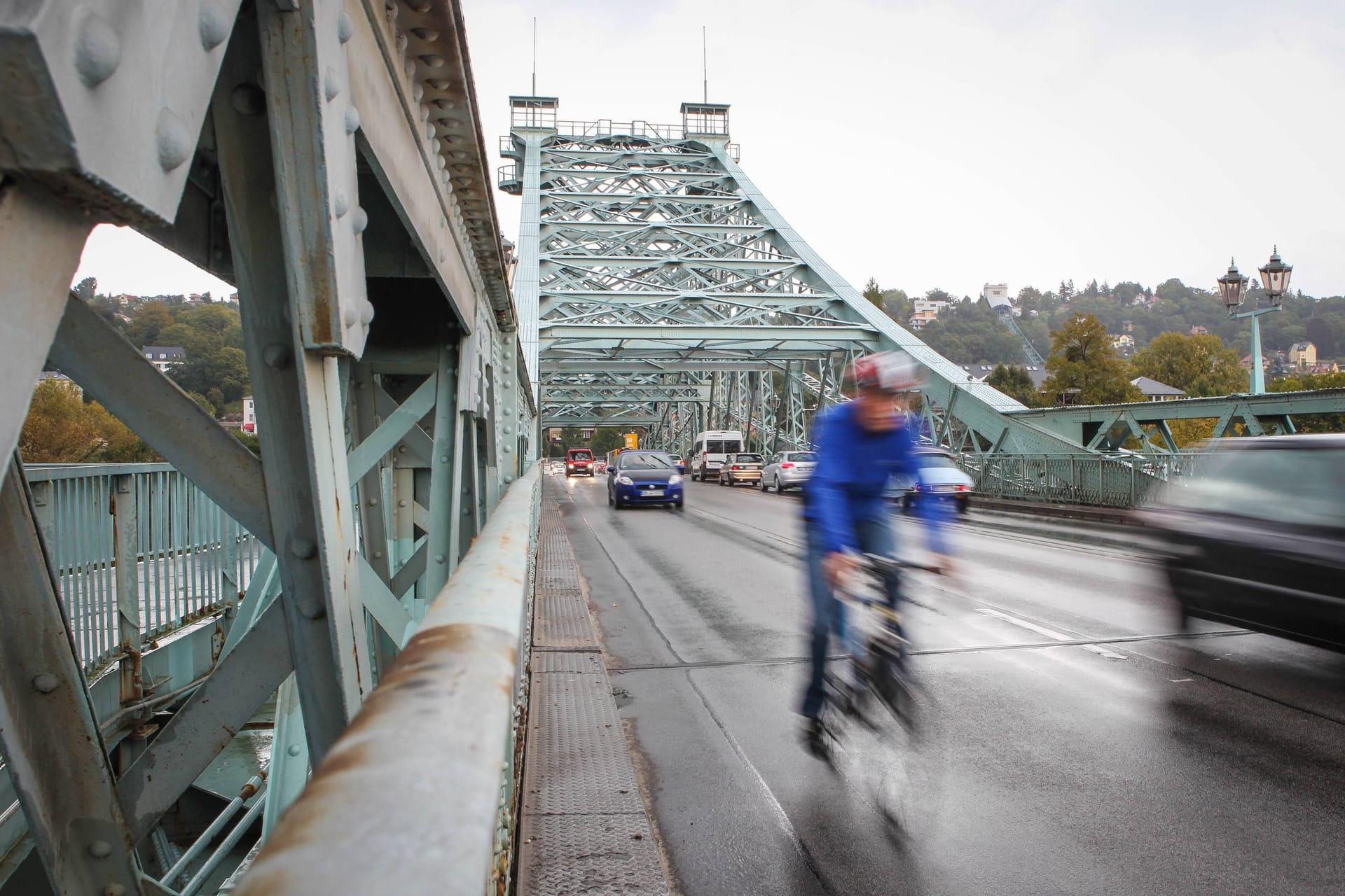 Auf dem Blauen Wunder müssen sich Radfahrer künftig nicht mehr die Spur mit Autofahrern teilen.