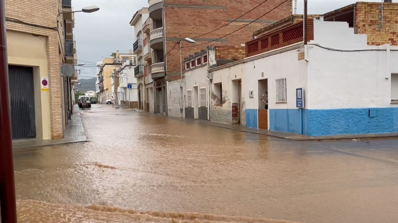 Überflutete Straßen in Alcanar: Das Ausgehverbot galt zunächst unbefristet.