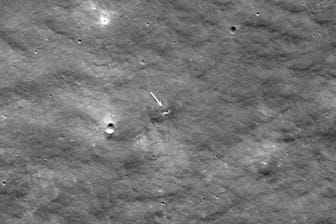 Während des Abstiegs zur Oberfläche erlebte die russische Raumsonde Luna 25 eine Anomalie, die sie am 19. August 2023 um 7:58 Uhr EDT (11:58 Uhr UTC) in den südwestlichen Rand des Kraters Pontécoulant G einschlagen ließ. Dieses Bild ist 1.100 Meter breit, und der Norden des Mondes ist oben. (LROC NAC-Bild Nr. M1447547309R)