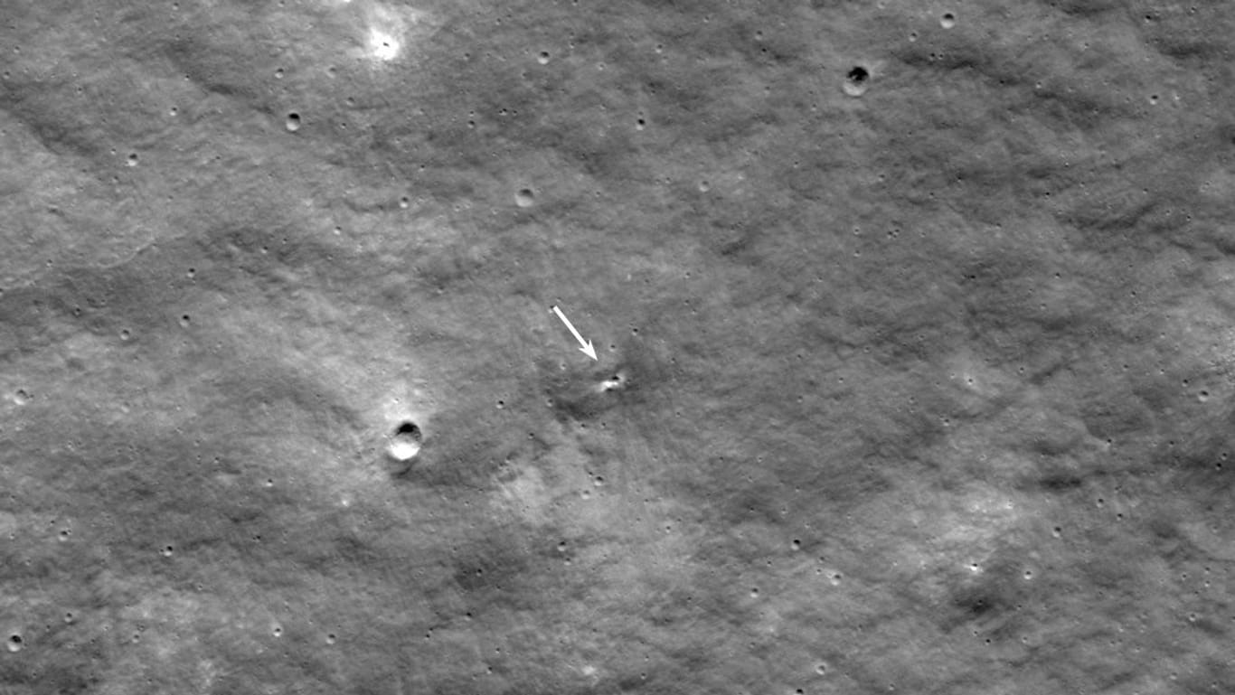 Während des Abstiegs zur Oberfläche erlebte die russische Raumsonde Luna 25 eine Anomalie, die sie am 19. August 2023 um 7:58 Uhr EDT (11:58 Uhr UTC) in den südwestlichen Rand des Kraters Pontécoulant G einschlagen ließ. Dieses Bild ist 1.100 Meter breit, und der Norden des Mondes ist oben. (LROC NAC-Bild Nr. M1447547309R)