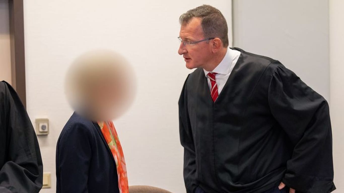 Die angeklagte Apothekerin (l) spricht mit Gerson Trüg (r), einem ihrer Rechtsanwälte: Am Donnerstag soll das Urteil fallen.