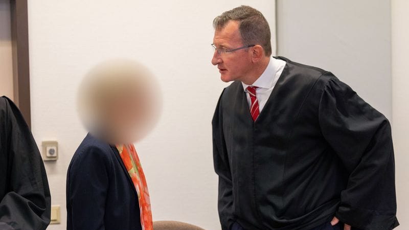 Die angeklagte Apothekerin (l) spricht mit Gerson Trüg (r), einem ihrer Rechtsanwälte: Am Donnerstag soll das Urteil fallen. Die angeklagte Apothekerin (l) spricht mit Gerson Trüg (r), einem ihrer Rechtsanwälte: Am Donnerstag soll das Urteil fallen.